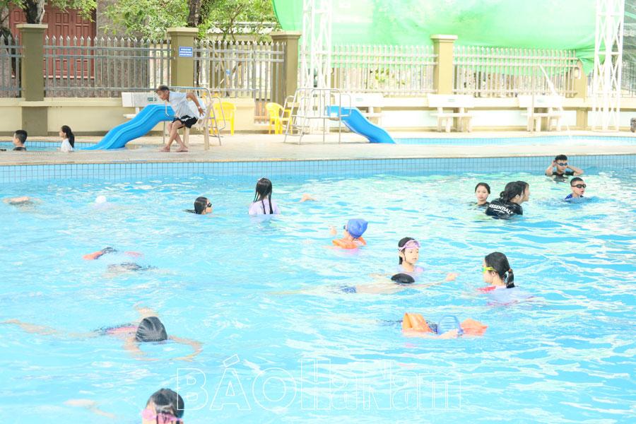 Sôi động bể bơi ngày hè