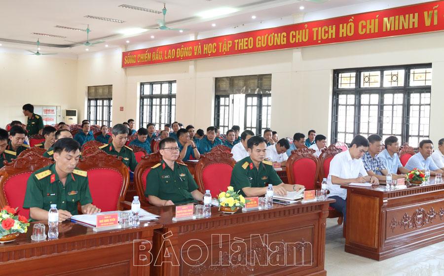 Công bố quyết định giải thể, thành lập mới Ban CHQS cấp xã