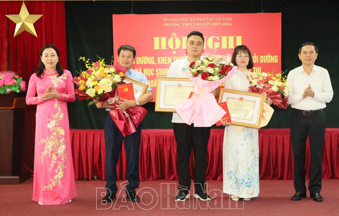 Tuyên dương, khen thưởng giáo viên bồi dưỡng và học sinh đoạt Huy chương Vàng Olympic Hóa học quốc tế Abu Rayhan Biruni năm 2025