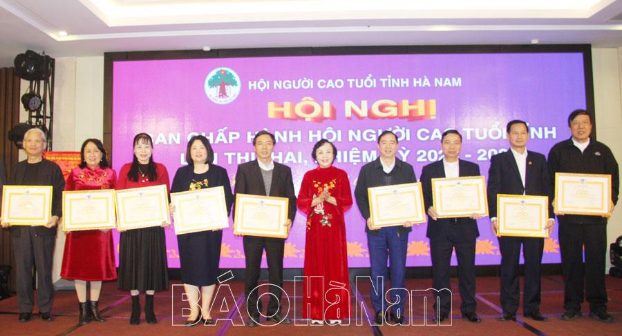 Người cao tuổi nêu gương sáng làm theo lời Bác