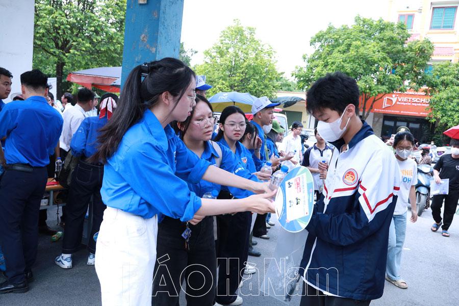 Chương trình "Tiếp sức mùa thi" - Lan tỏa tinh thần tình nguyện của tuổi trẻ