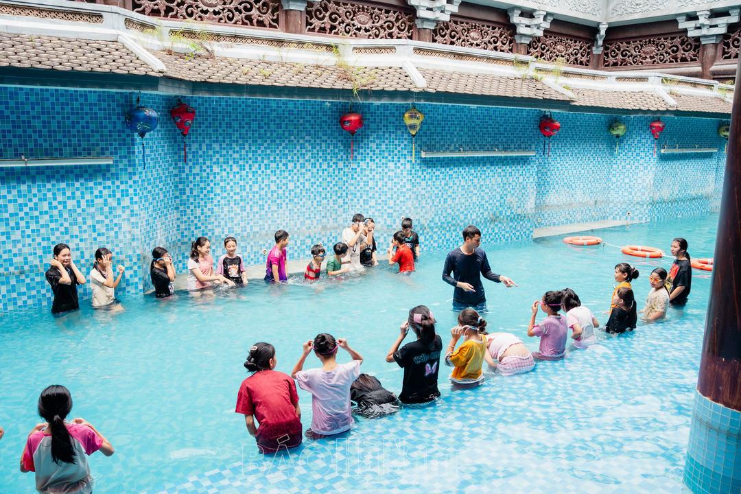 Khu du lịch Tam Chúc mở lớp dạy bơi miễn phí cho trẻ em