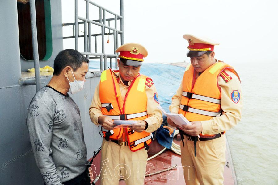 Bảo đảm an toàn giao thông đường thủy nội địa trong mùa mưa, bão