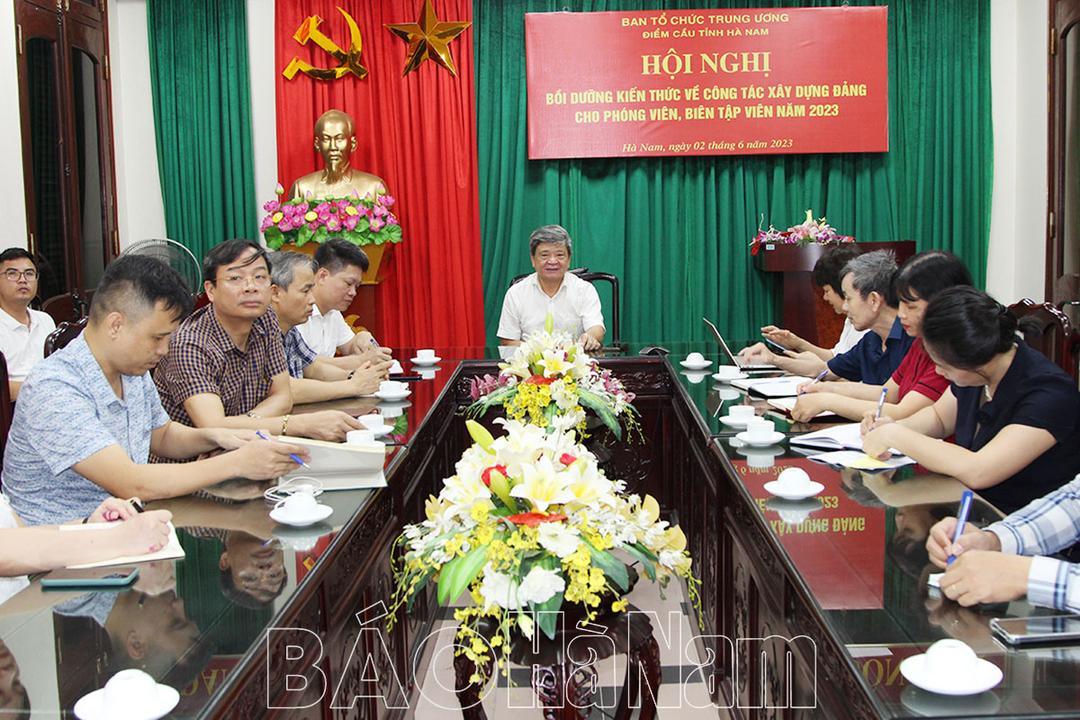 Bồi dưỡng kiến thức xây dựng Đảng cho lãnh đạo, phóng viên, biên tập viên các cơ quan thông tấn, báo chí