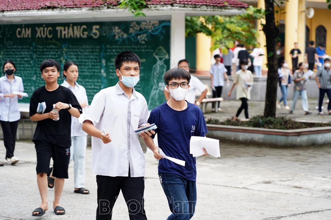 Sáng 14/6, thêm 25 thí sinh bỏ thi, đề thi môn Toán được đánh giá khó với học sinh đại trà