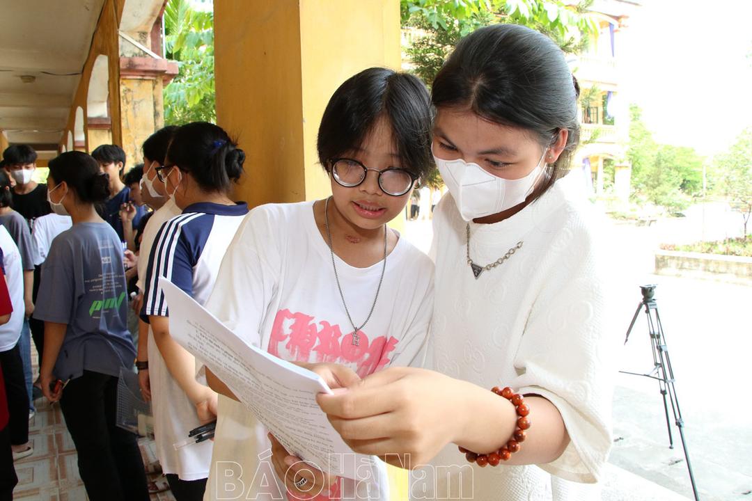 Học sinh phấn khởi vì đề thi môn Tiếng Anh tuyển sinh vào lớp 10 THPT không chuyên vừa sức