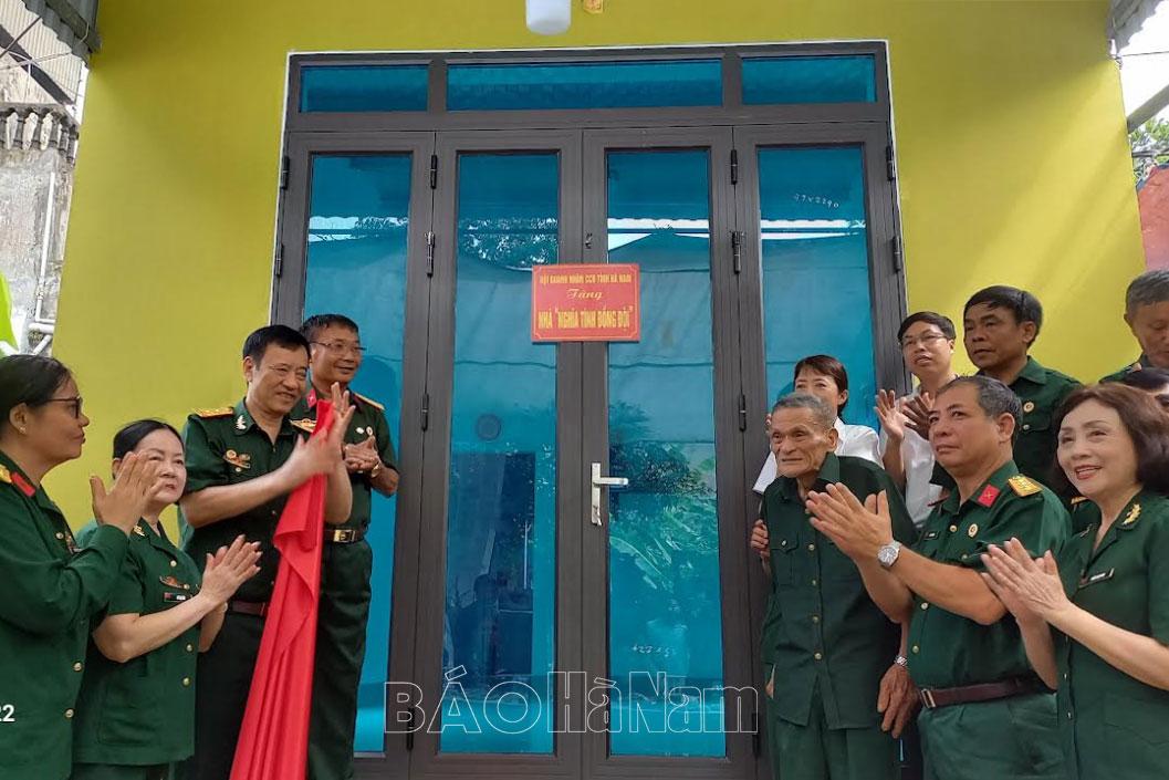 Hội Doanh nhân CCB tỉnh bàn giao nhà “Nghĩa tình đồng đội” cho CCB có hoàn cảnh khó khăn phường Châu Sơn