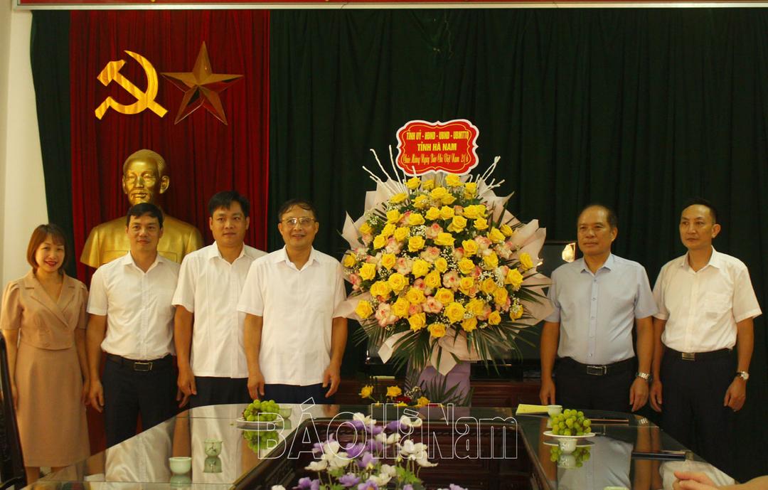 Đồng chí Phó Chủ tịch UBND tỉnh Nguyễn Đức Vượng thăm, chúc mừng Sở Thông tin và Truyền thông, Cơ quan thường trú Thông tấn xã Việt Nam tại Hà Nam