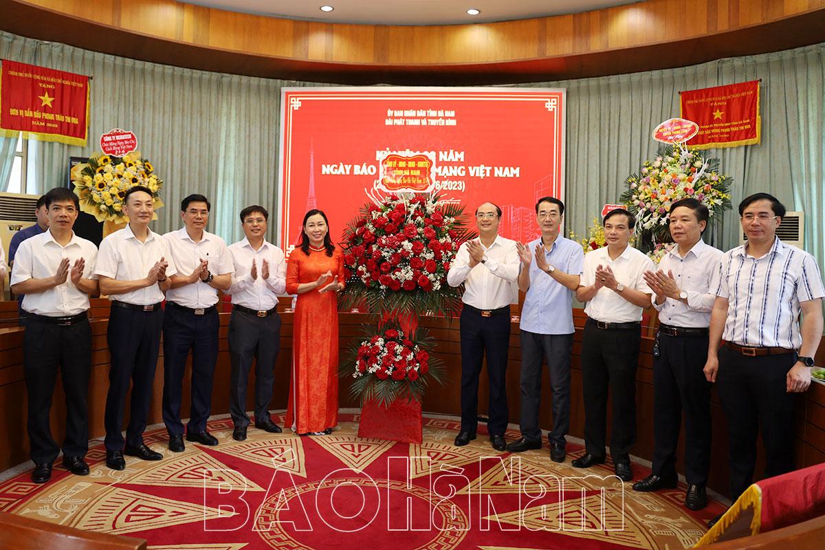Đồng chí Phó Bí thư Thường trực Tỉnh ủy Đinh Thị Lụa thăm, chúc mừng Đài Phát thanh - Truyền hình, Tạp chí Sông Châu nhân Ngày Báo chí Cách mạng Việt Nam