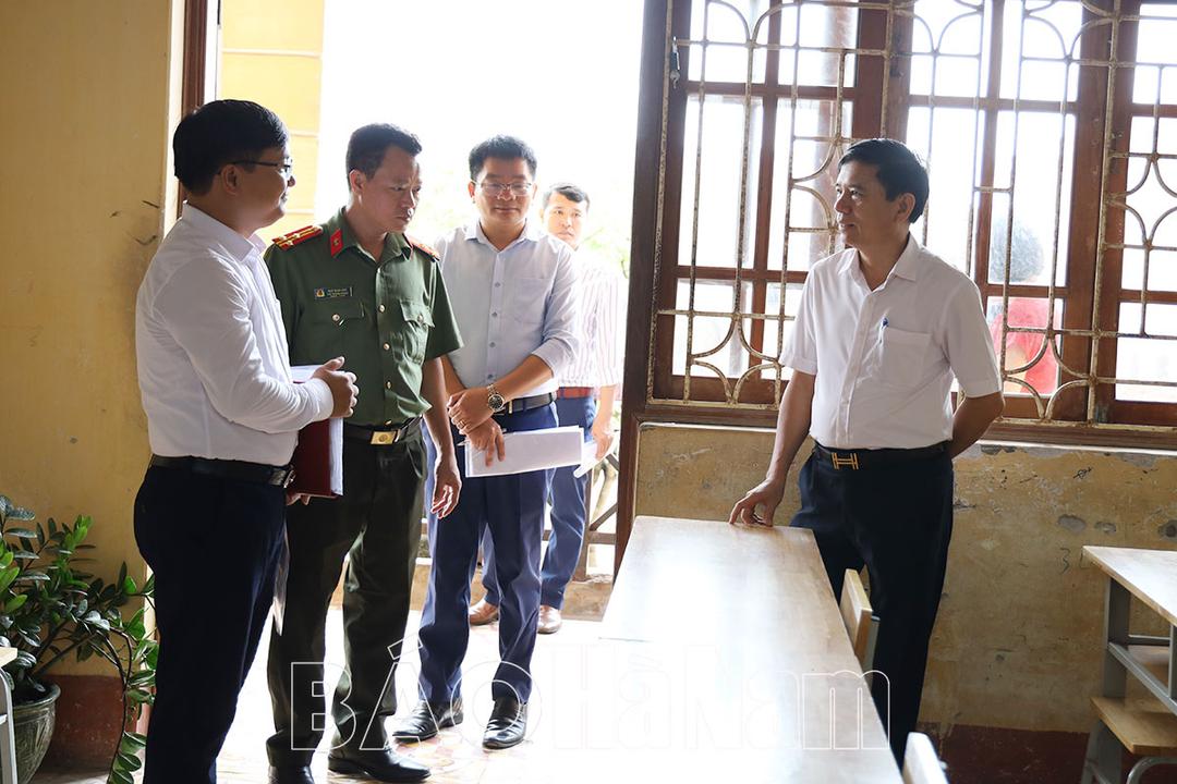 Đồng chí Phó Chủ tịch UBND tỉnh Trần Xuân Dưỡng kiểm tra công tác chuẩn bị Kỳ thi tốt nghiệp THPT năm 2023 tại Lý Nhân