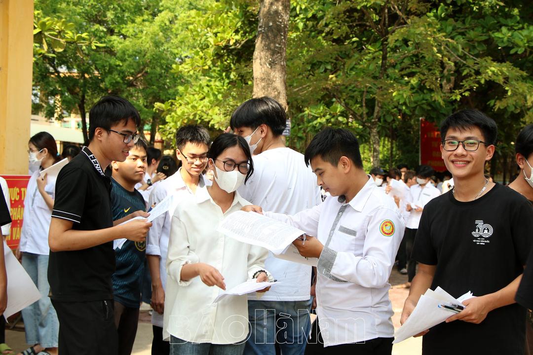 Kết thúc môn thi Ngoại ngữ, vắng 23 thí sinh, đề thi vừa sức