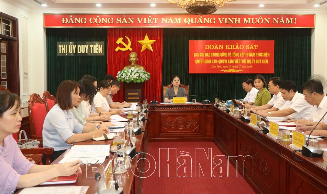 Đoàn khảo sát của Ban chỉ đạo Trung ương tổng kết 10 năm thực hiện Quyết định 218 của Bộ Chính trị khảo sát tại thị xã Duy Tiên