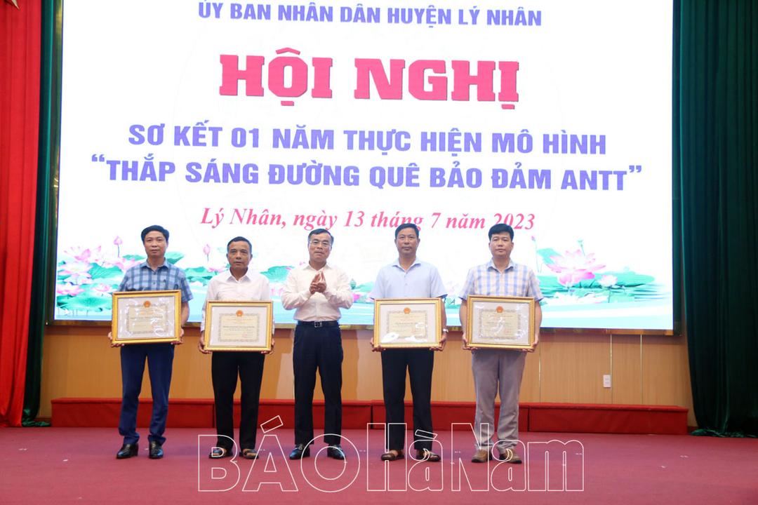 Lý Nhân sơ kết 1 năm thực hiện mô hình "Thắp sáng đường quê bảo đảm an ninh trật tự"