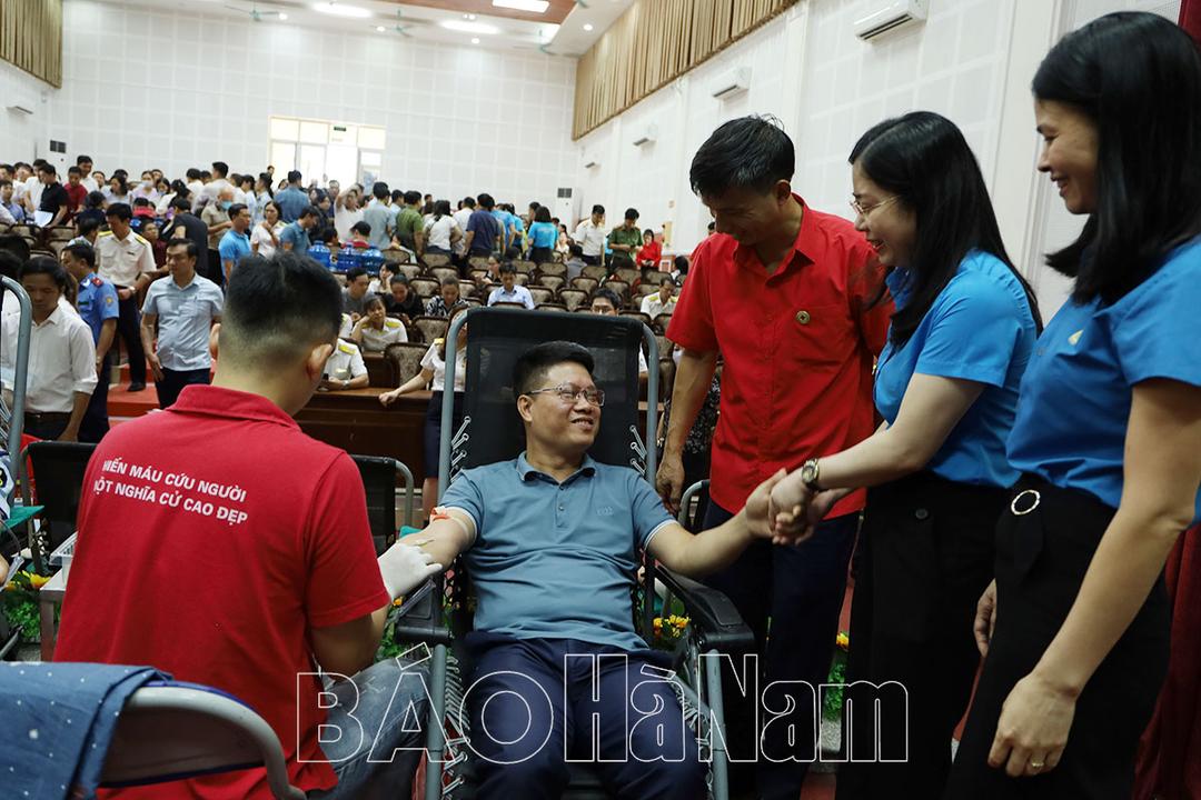 Gần 400 công chức, viên chức, lao động Khối cơ quan tỉnh hưởng ứng Hành trình đỏ năm 2023