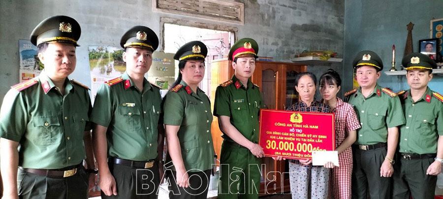 Công an tỉnh Hà Nam thăm hỏi gia đình liệt sĩ, cán bộ Công an bị thương tại Đắk Lắk