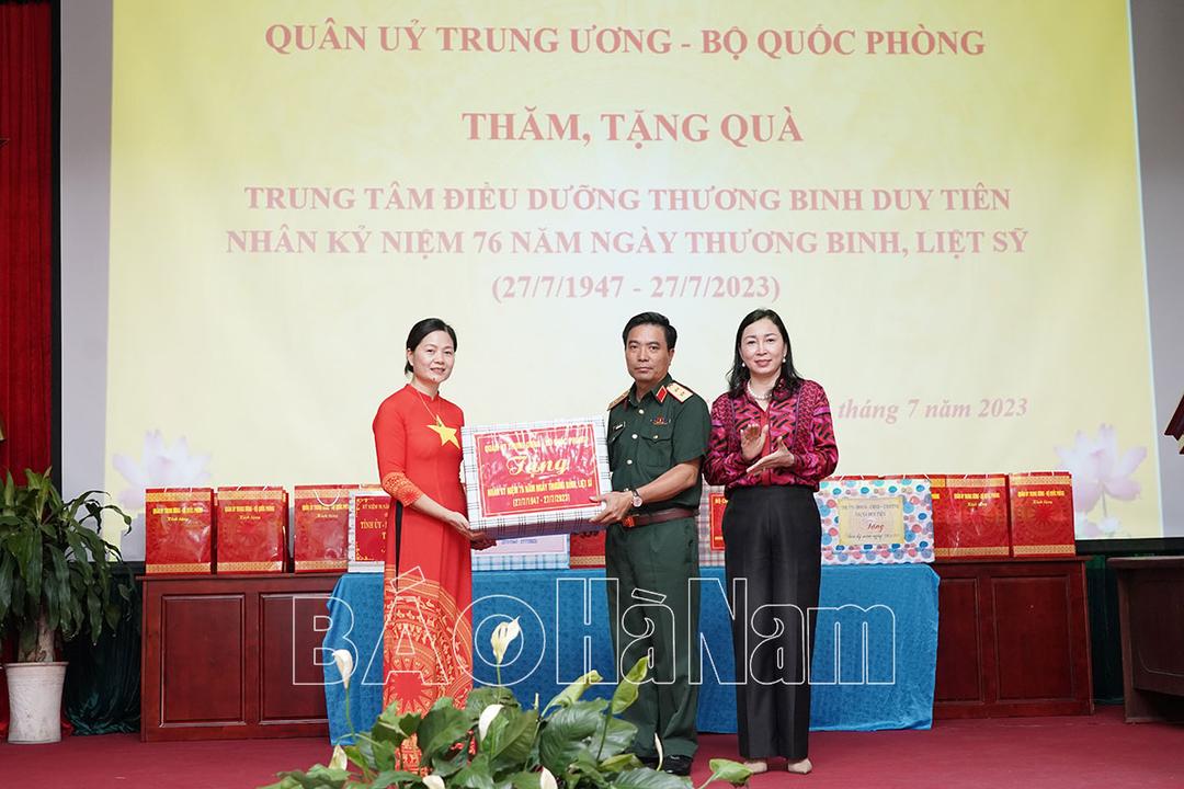 Đoàn công tác của Quân ủy Trung ương, Bộ Quốc phòng thăm, tặng quà thương bệnh binh