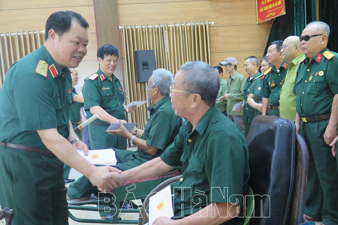 Bộ Tư lệnh Quân khu 3 thăm, tặng quà thương, bệnh binh tại Hà Nam