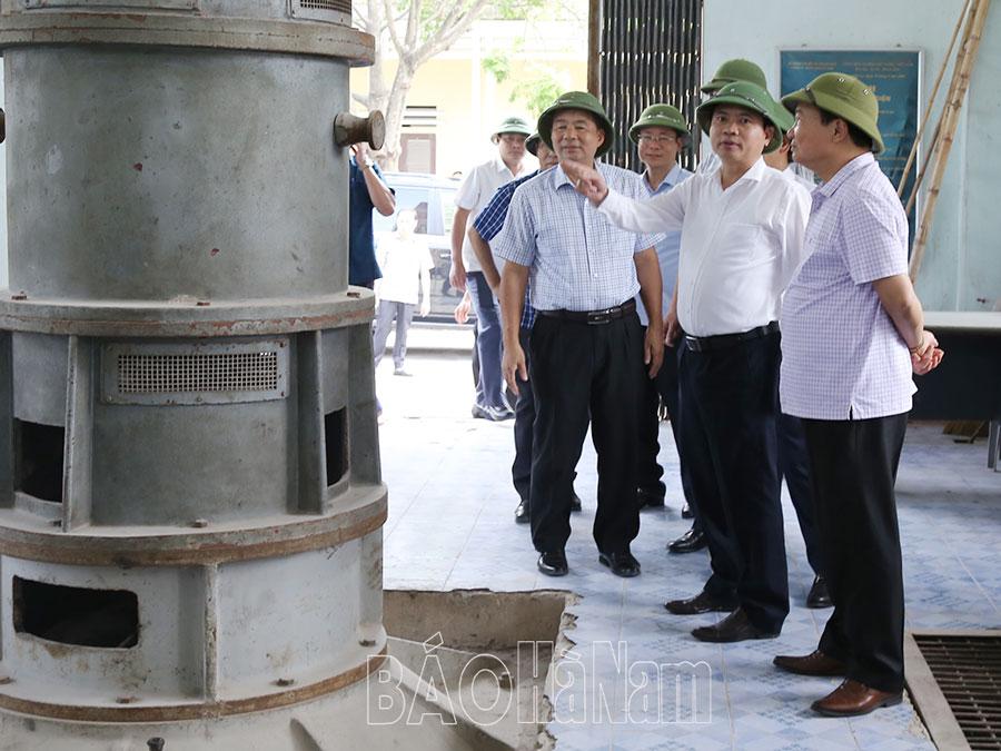 Đồng chí Chủ tịch UBND tỉnh Trương Quốc Huy kiểm tra công tác chuẩn bị ứng phó bão số 1