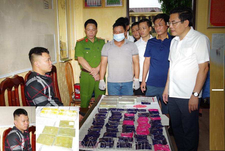 Bắt đối tượng vận chuyển 05 bánh heroin và trên 10.000 viên ma túy tổng hợp