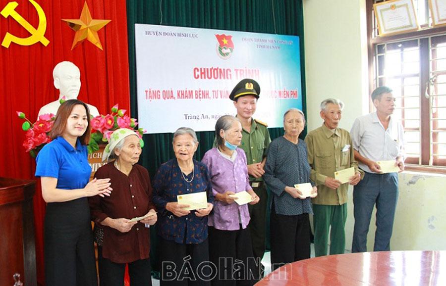 Tặng quà, khám bệnh, cấp phát thuốc miễn phí cho 200 gia đình chính sách ở xã Tràng An