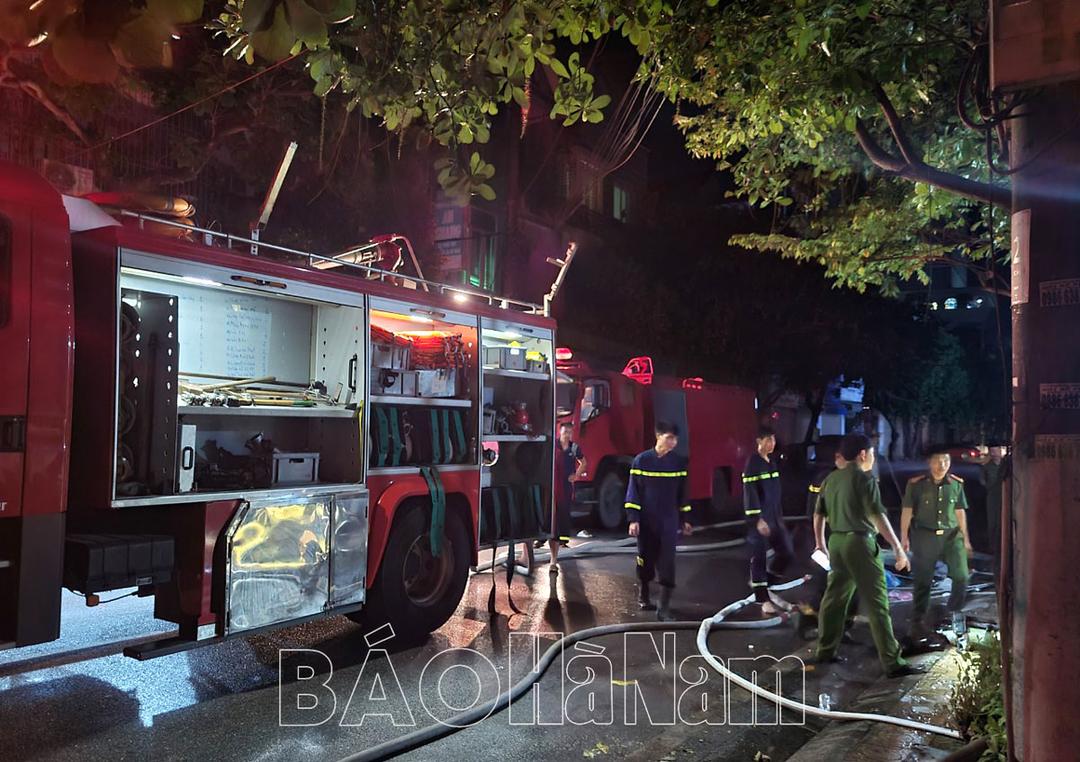 Cứu sống 6 người bị mắc kẹt trên tầng hai ngôi nhà bốc cháy trong đêm ở phường Lương Khánh Thiện