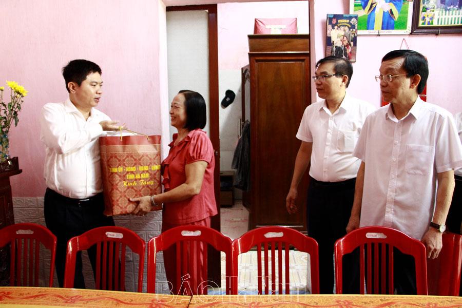 Các đồng chí lãnh đạo tỉnh thăm, tặng quà các thương, bệnh binh, gia đình người có công với cách mạng