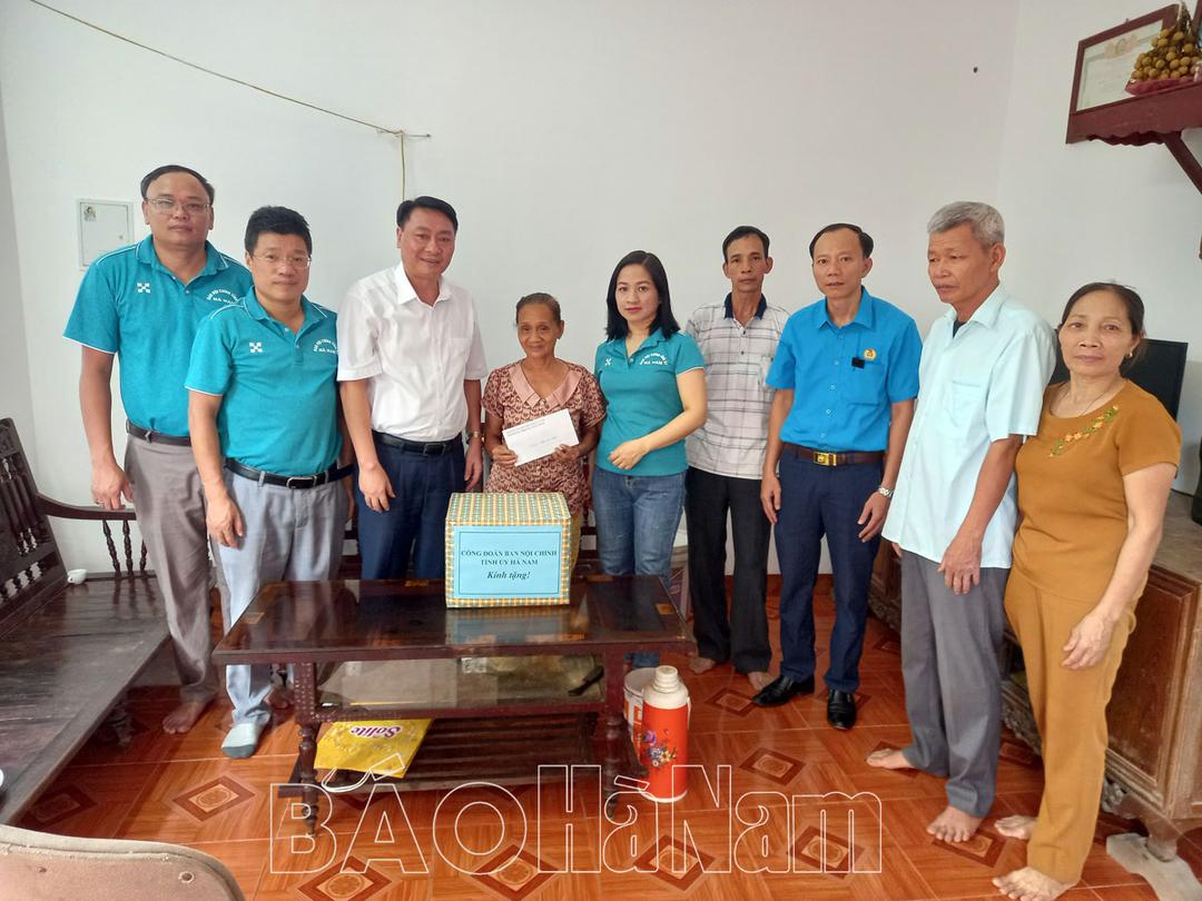 Công đoàn Ban Nội chính Tỉnh ủy thăm, tặng quà gia đình thương binh, liệt sĩ