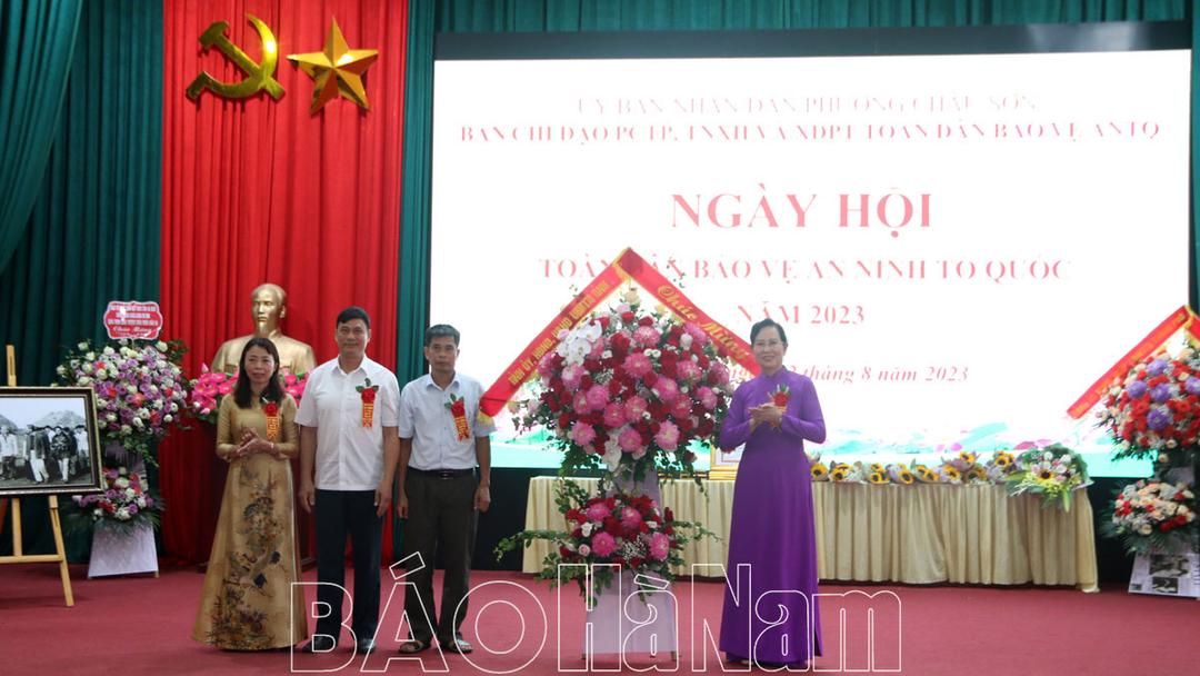 Đồng chí Bí thư Tỉnh ủy Lê Thị Thủy dự Ngày hội Toàn dân bảo vệ an ninh Tổ quốc tại phường Châu Sơn