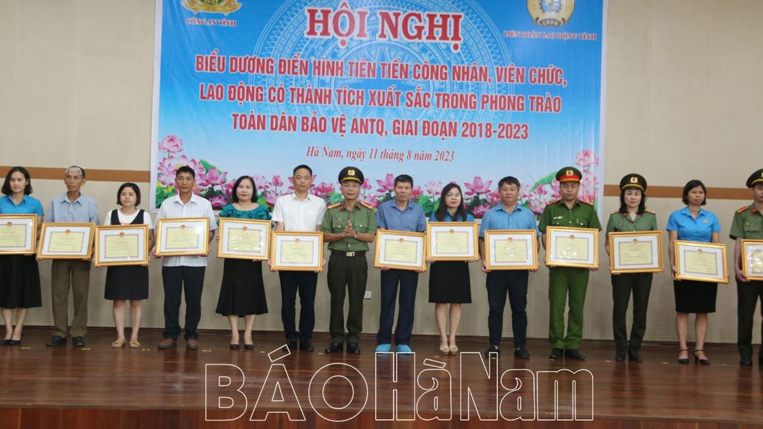 Biểu dương điển hình tiên tiến công nhân, viên chức, lao động trong phong trào "Toàn dân bảo vệ an ninh Tổ quốc"