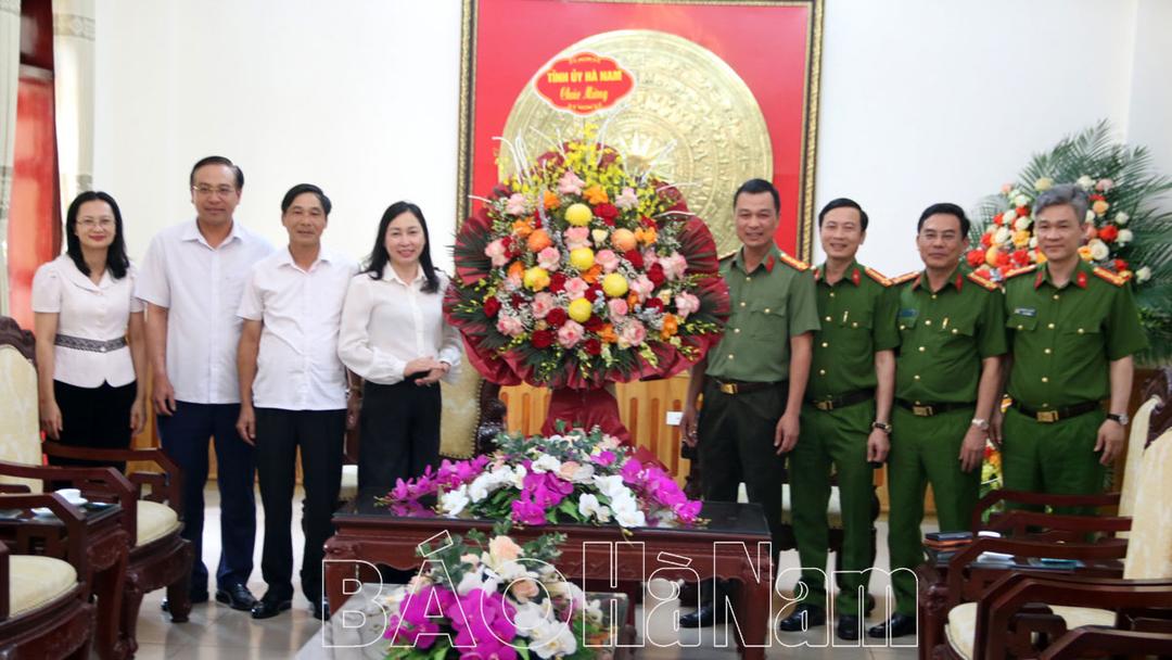 Đồng chí Phó Bí thư Thường trực Tỉnh ủy Đinh Thị Lụa chúc mừng Công an tỉnh nhân Ngày truyền thống lực lượng Công an nhân dân