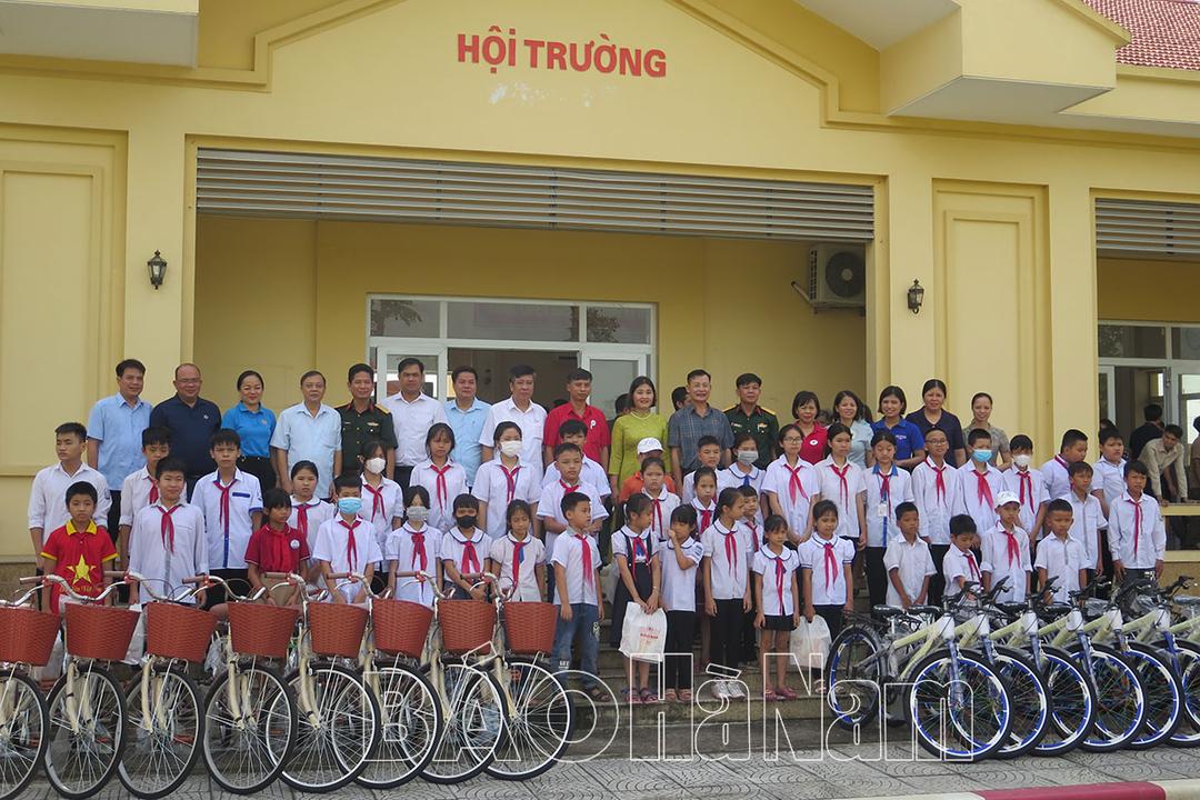 Duy Tiên tổ chức chương trình “Cùng em đến trường”