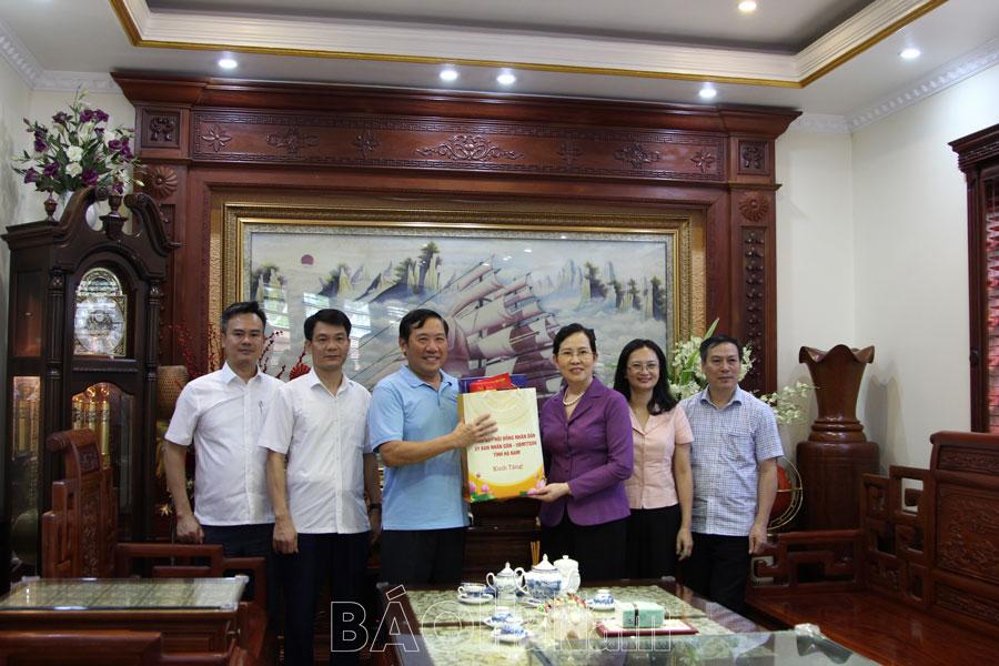 Các đồng chí lãnh đạo tỉnh thăm, tặng quà cán bộ chủ chốt của tỉnh qua các thời kỳ nhân dịp Quốc khánh