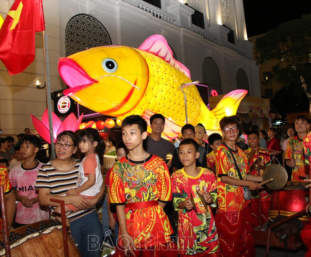 Phủ Lý: Cá chép, gà... thi nhau xuống phố chào đón Tết Trung thu
