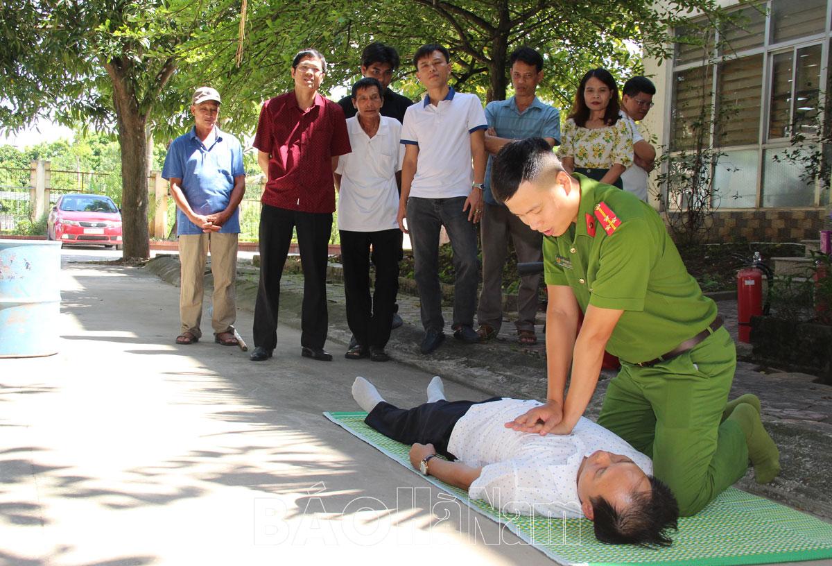 Báo Hà Nam tập huấn kiến thức, kỹ năng PCCC và CNCH cho CBNV