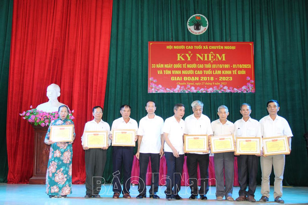 Hội Người cao tuổi xã Chuyên Ngoại tôn vinh người cao tuổi làm kinh tế giỏi