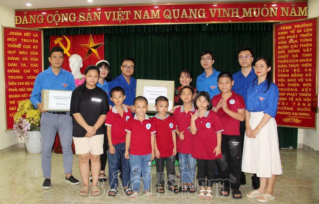 Chi đoàn Sở Tư pháp thăm, tặng quà Trung tâm Công tác xã hội tỉnh nhân dịp Tết Trung thu