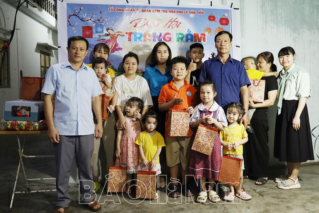 Công đoàn các Khu công nghiệp tỉnh tặng quà Trung thu cho thiếu nhi tại khu nhà trọ