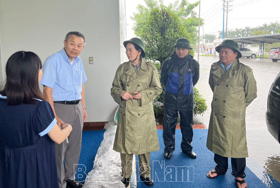 Đồng chí Bí thư Tỉnh ủy Lê Thị Thủy kiểm tra tình hình úng ngập tại KCN Đồng Văn I, II