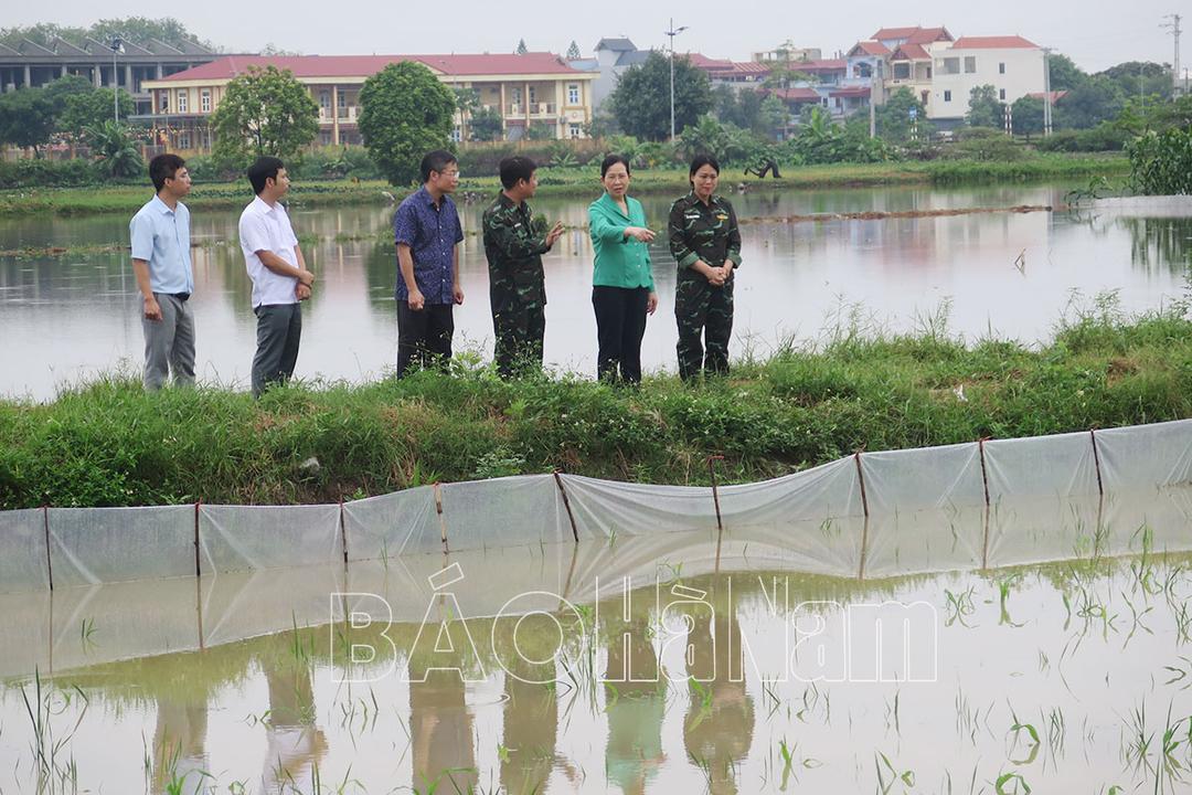 Đồng chí Bí thư Tỉnh ủy Lê Thị Thủy kiểm tra tình hình úng ngập tại huyện Kim Bảng