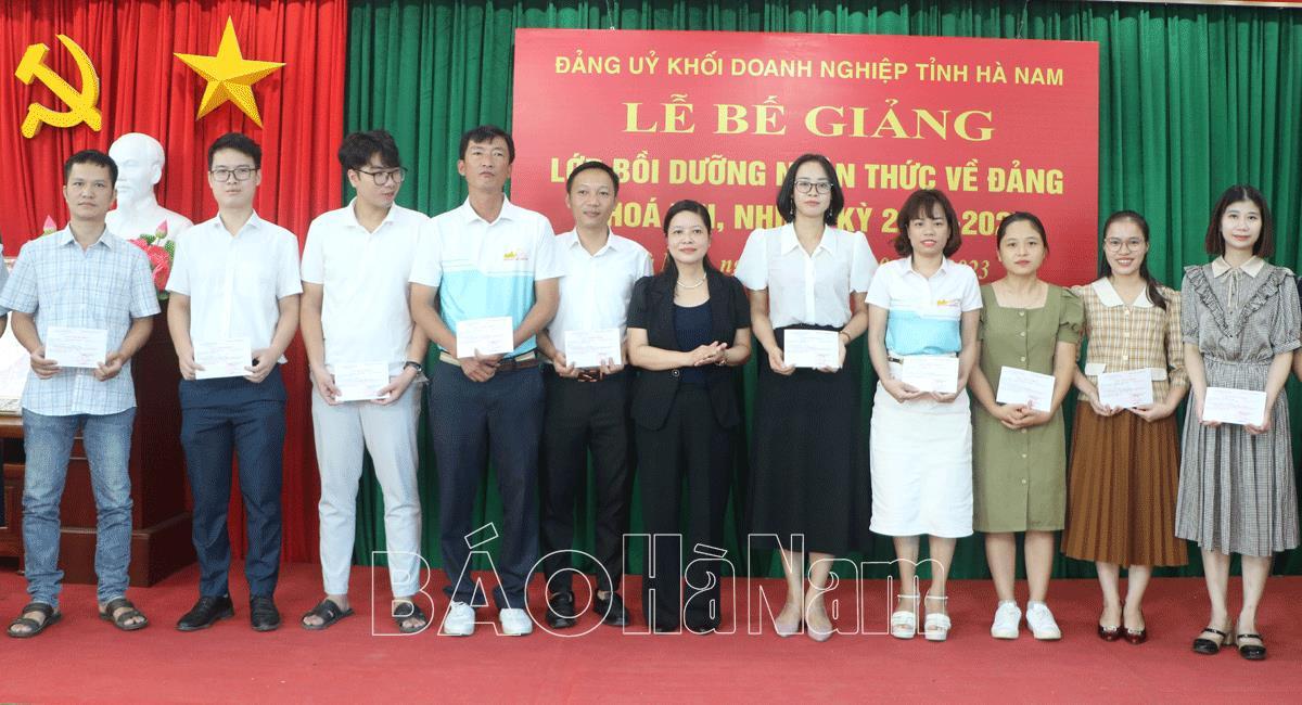 Đảng ủy Khối doanh nghiệp tỉnh bế giảng lớp bồi dưỡng nhận thức về Đảng khóa VIII năm 2023