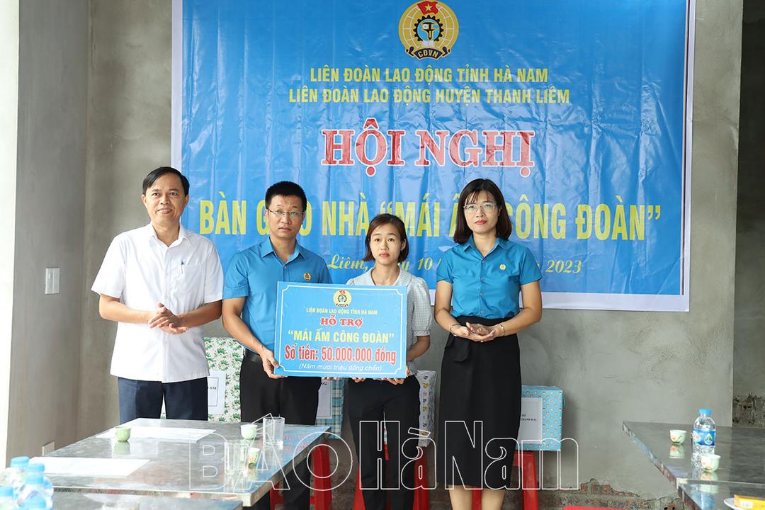 Bàn giao nhà “Mái ấm Công đoàn” tại Thanh Liêm