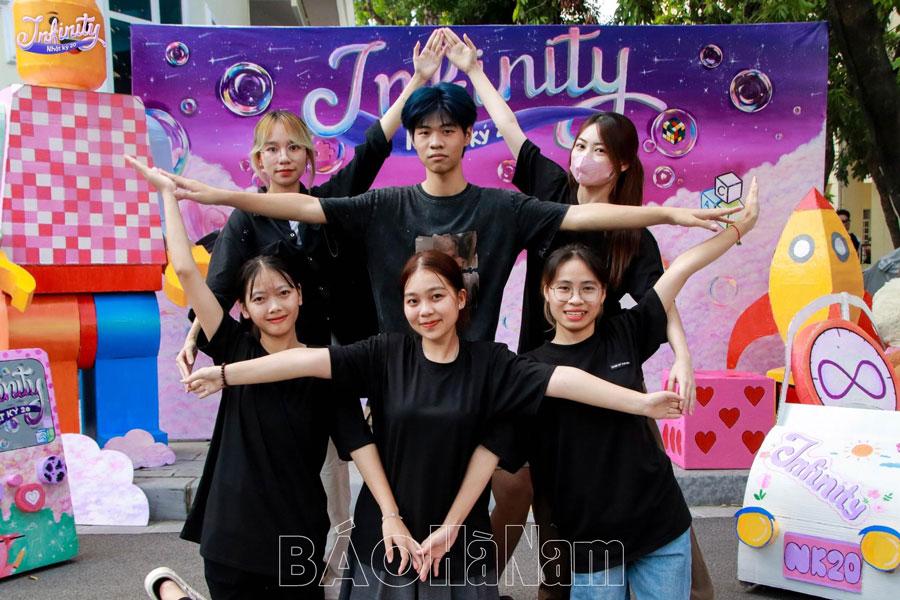 Photo booth “Nhật ký 20 – 2023: INFINITY”: Truyền thông điệp ý nghĩa tới sinh viên trường Báo