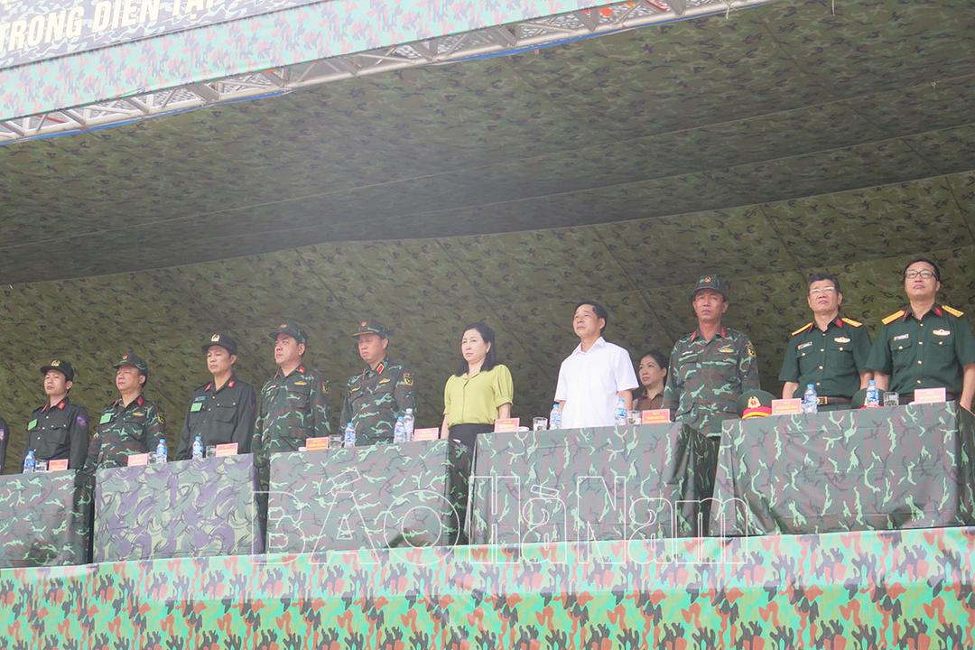 Tổng duyệt thực binh trong diễn tập khu vực phòng thủ tỉnh Hà Nam