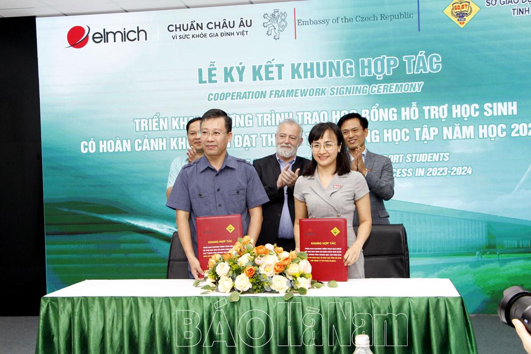 Công ty cổ phần Elmich ký kết trao 200 suất học bổng cho học sinh đạt thành tích cao trong năm học 2023 - 2024