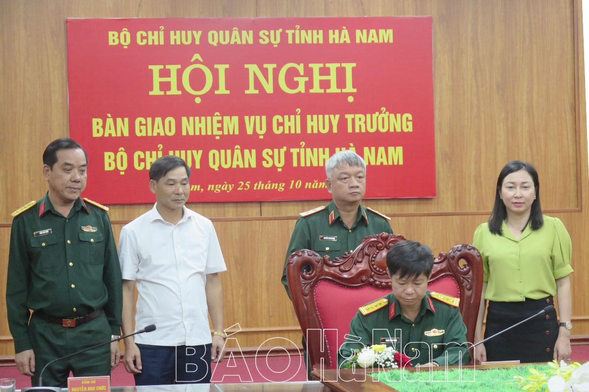 Bàn giao nhiệm vụ Chỉ huy trưởng Bộ CHQS tỉnh