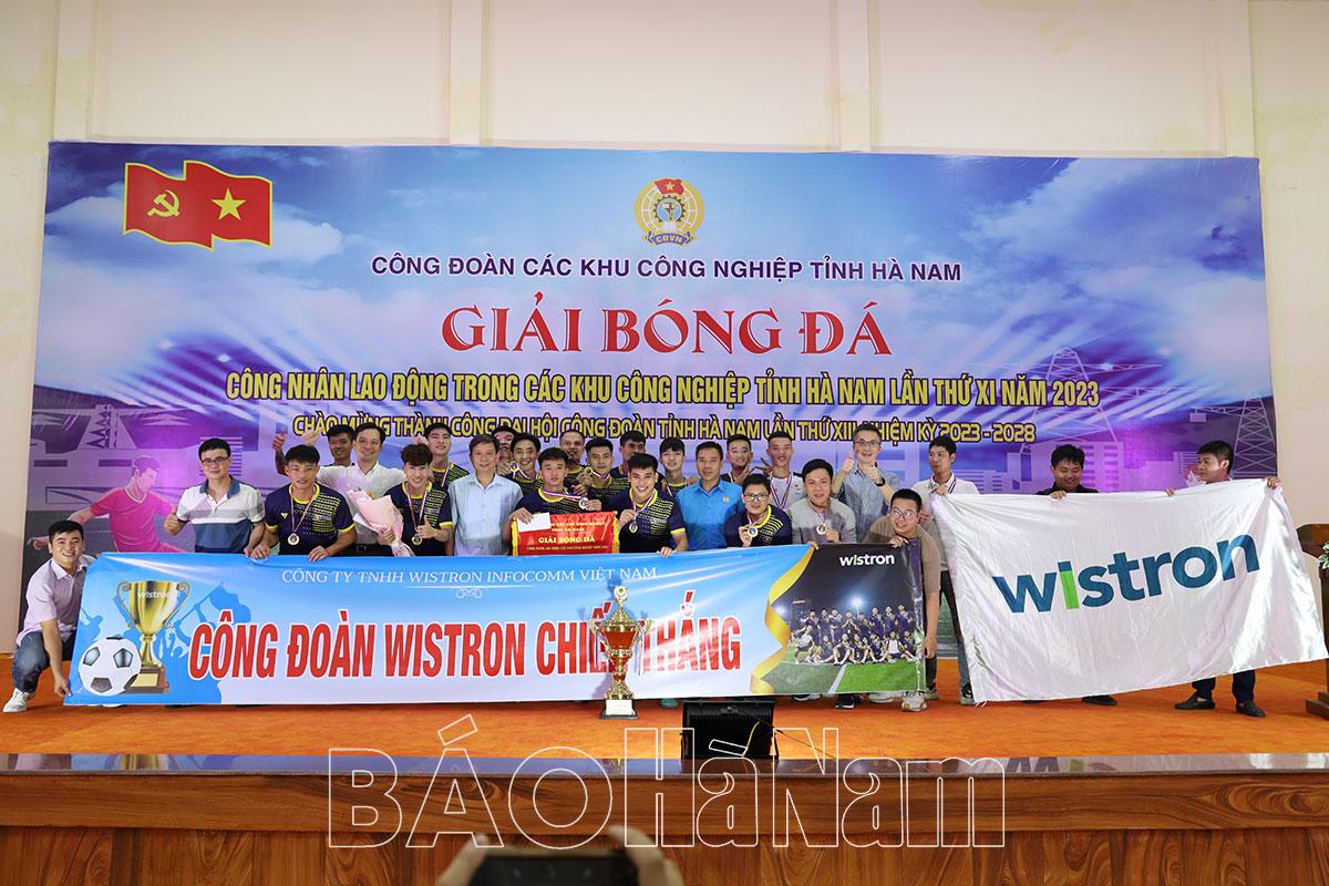 Đội bóng đá nữ Công ty TNHH Minebea AccessSolution giành Cup vô địch Giải bóng đá công nhân lao động trong các KCN năm 2023.