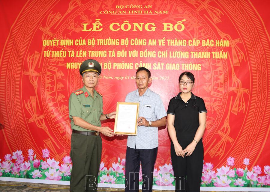 Công bố Quyết định của Bộ trưởng Bộ Công an về thăng cấp bậc hàm đối với cán bộ Công an hy sinh khi làm nhiệm vụ