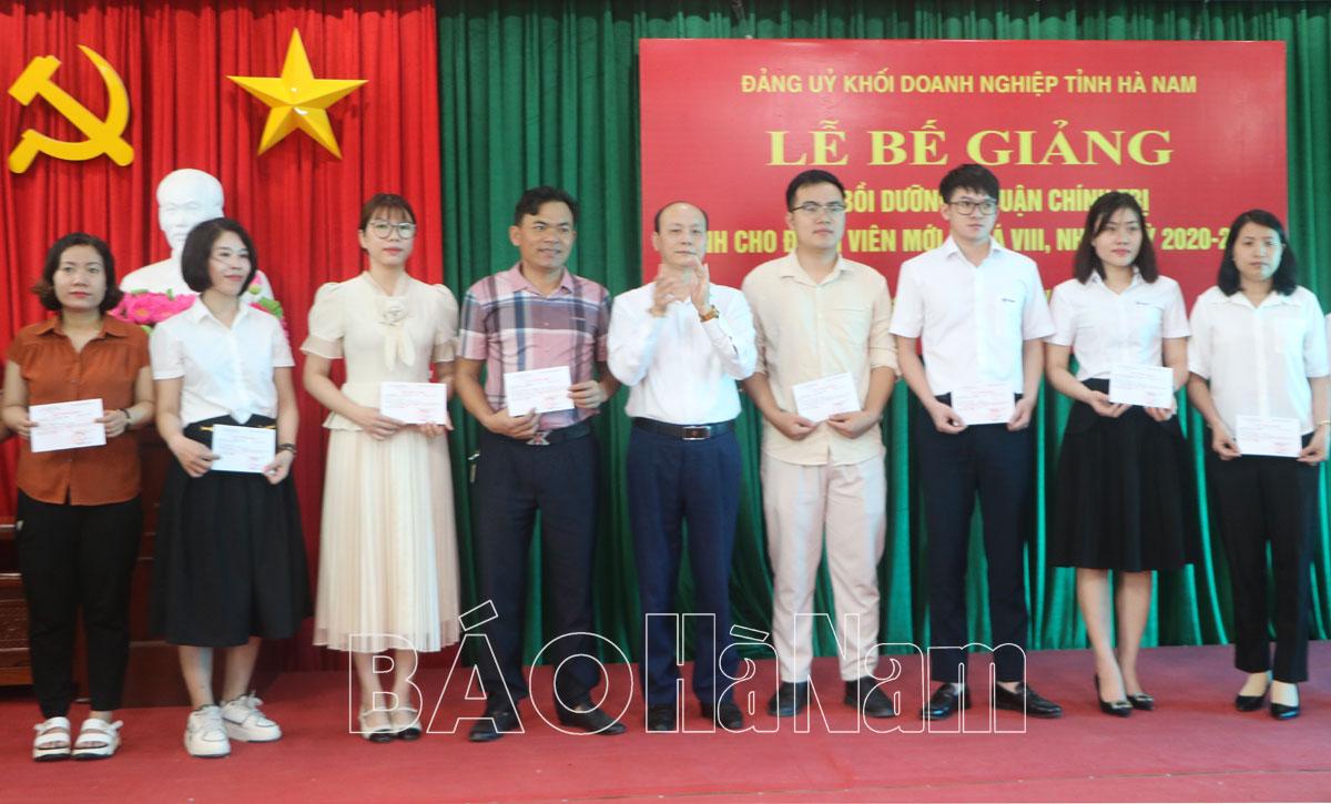 Đảng ủy Khối doanh nghiệp tỉnh bế giảng lớp bồi dưỡng lý luận chính trị dành cho đảng viên mới