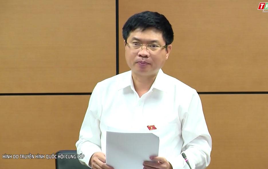 Đồng chí Chủ tịch UBND tỉnh, Trưởng đoàn ĐBQH Hà Nam Trương Quốc Huy chủ trì thảo luận tại Tổ về dự án Luật Bảo hiểm xã hội (sửa đổi)