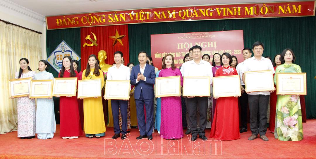 105 tập thể và 208 cá nhân ngành giáo dục Hà Nam được khen thưởng trong phong trào thi đua năm học 2022- 2023
